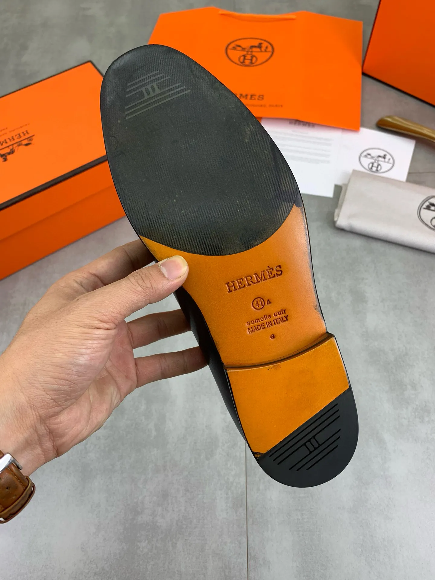 Factory price P960 💰Top version 💎💎💎 Original leather outsole Brand: Hermès (Hermès) Standard code: Men's size 39-44 (38, 45 can be customized) Grade: Same as the official website Original quality materials: Original soft calfskin Water-dyed cowhide lining Original Italian leather outsole Style categories: Men's fashion Formal casual leather shoes Slip-on men's shoes series Young fashion European and American trends, British style, colors: multiple options, counter packaging